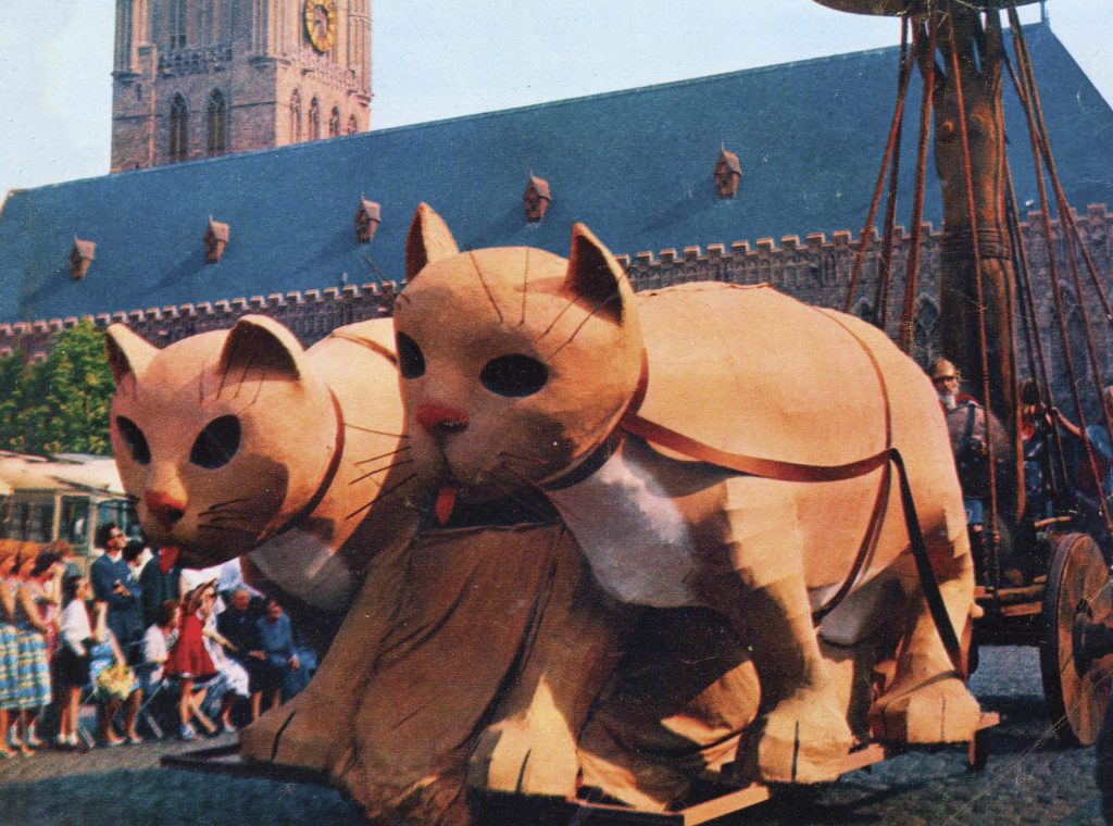 De kattenstoet in Ieper is al eeuwen oud en is nog steeds een publiekstrekker